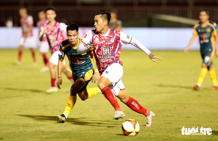 Trận TP.HCM (áo đỏ) và LPBank Hoàng Anh Gia Lai ở vòng 21 V-League 2023-2024 - Ảnh: N.K.
