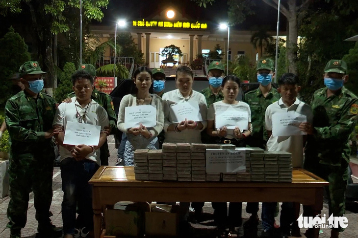 Nhóm 5 người Lào và tang vật 100 bánh heroin - Ảnh: PHƯỚC TRUNG