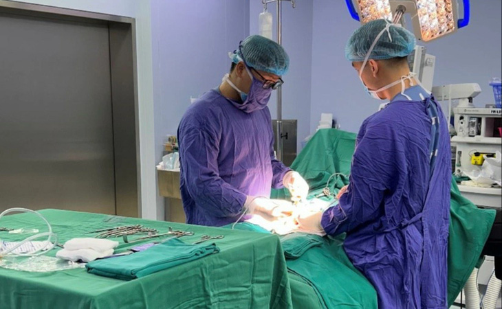 Phẫu thuật cho bệnh nhân lao mào tinh hoàn - Ảnh: BVCC