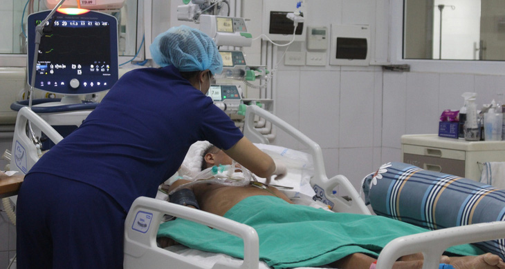 Bệnh nhân sốt xuất huyết điều trị tại Bệnh viện Bệnh nhiệt đới trung ương  - Ảnh: DƯƠNG LIỄU