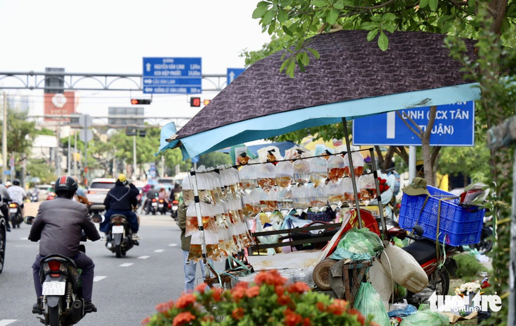 Sau phản ánh, vỉa hè đường Nguyễn Hữu Thọ tiếp tục bị lấn chiếm- Ảnh 8.