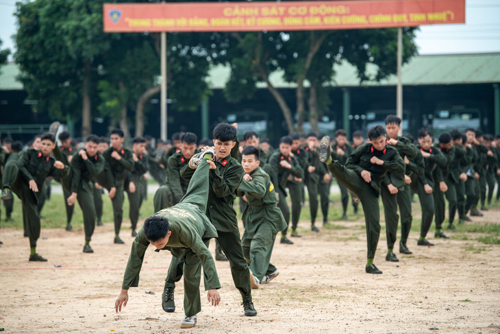 Hơn 1.000 chiến sĩ công an biểu diễn võ thuật, diễu binh trong lễ bế giảng khóa huấn luyện- Ảnh 15.