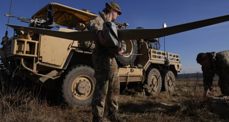 Một drone đang được chuẩn bị trong cuộc tập trận của NATO vào tháng 2-2024 - Ảnh: GETTY IMAGES
