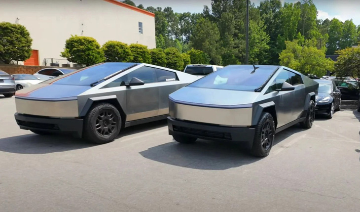 Chiếc Tesla cũ (bên trái) và chiếc được hãng đổi sau 2 tuần bị kiến nghị (phải) - Ảnh: AutoEvolution