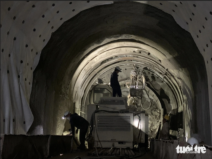 Đơn vị thi công đưa thiết bị vào hầm Chí Thạnh để khắc phục sự cố sạt lở xảy ra lúc đang sửa chữa, gia cố hầm này - Ảnh: NGUYỄN HOÀNG