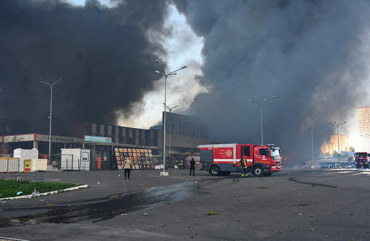 Khói bốc lên từ vụ nổ tại đại siêu thị ở thành phố Kharkov, Ukraine ngày 25-5 - Ảnh: AFP