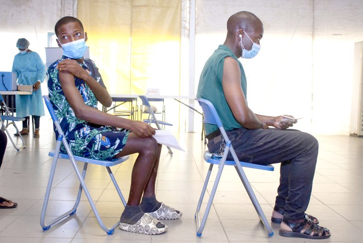 Người dân ở châu Phi chờ tiêm vắcxin - Ảnh: AFP