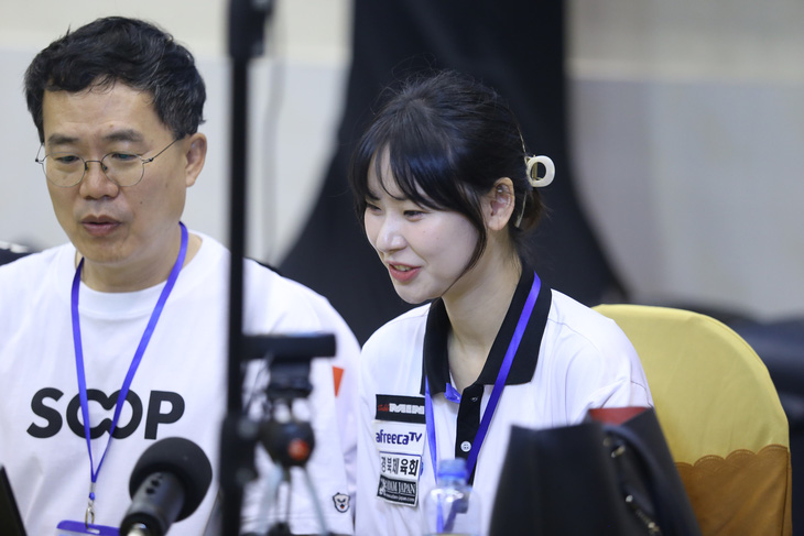 Kim Bo-Gan tham gia bình luận trận chung kết hôm 26-5 vừa qua, khi Trần Đức Minh giành chức vô địch sau khi đánh bại Kim Jun Tae - Ảnh: ĐỨC KHUÊ