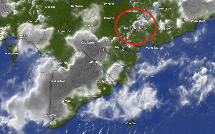 Khu vực Nam Bộ và TP.HCM đang có nhiều ổ mây gây mưa dông trong chiều đến tối 27-5 - Ảnh: WINDY
