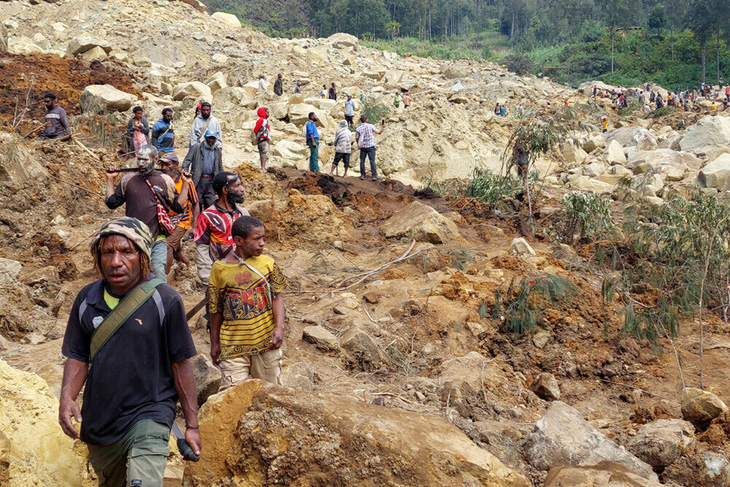 Người dân thu dọn hiện trường và tìm kiếm những người mất tích sau trận lở đất tại Papua New Guinea hôm 24-5 - Ảnh: AFP