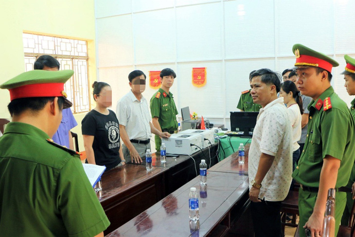 Nguyễn Hữu Hóa (áo trắng bên phải) bị khởi tố, bắt tạm giam vì có "tác động" để bán gỗ rừng trồng - Ảnh: Công an Bình Phước