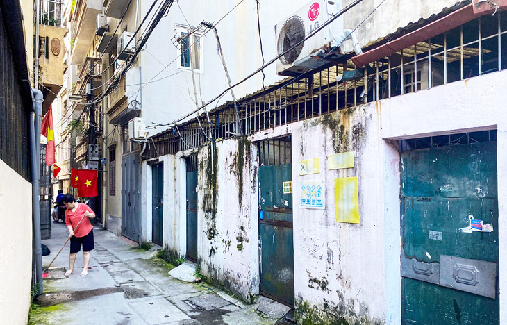 Nhà trọ xuống cấp, quây tôn kín, ẩm thấp trên phường Khương Trung, quận Thanh Xuân (Hà Nội)  - Ảnh: DANH KHANG