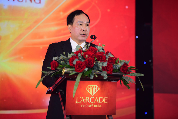 Ông Bùi Duy Toàn - Giám Đốc Khối Kinh Doanh và Tiếp Thị, đại diện chủ đầu tư Phú Mỹ Hưng phát biểu tại sự kiện tối 25-5 - Ảnh QUANG ĐỊNH