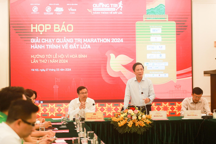 Lãnh đạo UBND tỉnh Quảng Trị thông tin về giải chạy Quảng Trị Marathon 2024 - Ảnh: PHƯƠNG DUNG