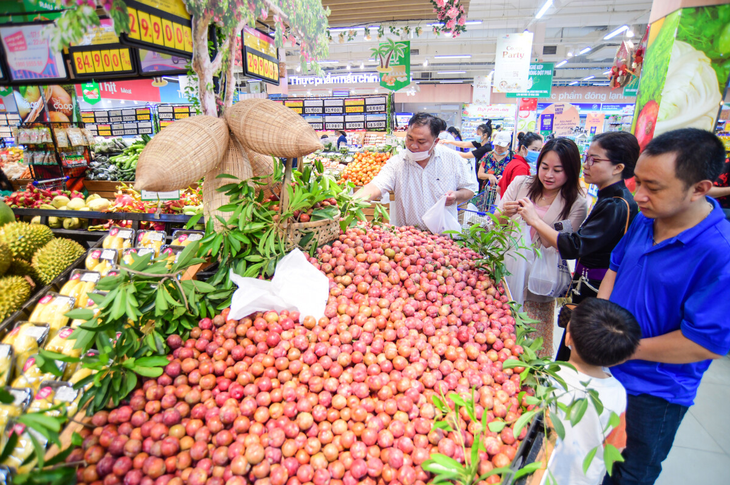 Người dân mua mận hậu Sơn La tại siêu thị Co.opmart Huỳnh Tấn Phát, quận 7, TP.HCM sáng 25-5 - Ảnh: QUANG ĐỊNH