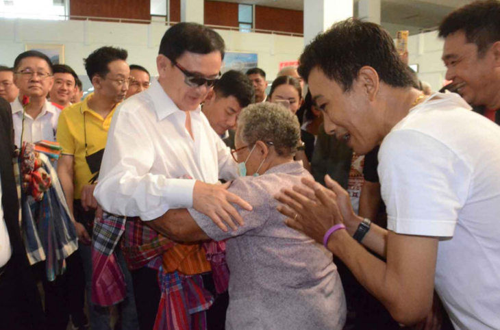 Cựu thủ tướng Thái Lan Thaksin Shinawatra (đeo kính đen) được người ủng hộ tại tỉnh Nakhon Ratchasima chào đón hôm 25-5 - Ảnh: PRASIT TANGPRASERT