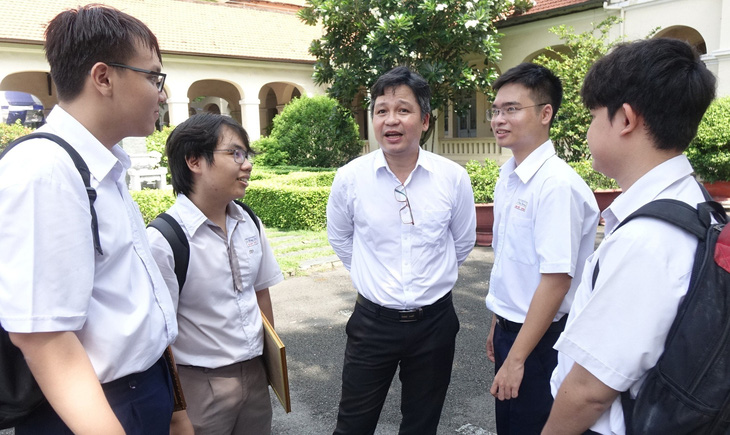 Thầy Đỗ Quốc Anh Triết (giữa) và các học trò tại lễ tổng kết năm học của Trường THPT chuyên Lê Hồng Phong vào hôm 24-5 - Ảnh: NHƯ HÙNG