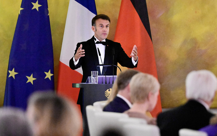Tổng thống Pháp Emmanuel Macron phát biểu trong bữa tiệc chiêu đãi do tổng thống Đức tổ chức tại Berlin, Đức ngày 26-5 - Ảnh: REUTERS