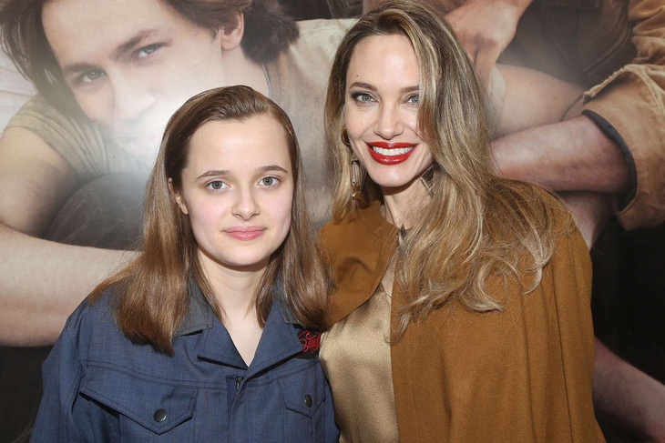 Vivienne và mẹ Angelina Jolie - Ảnh: People