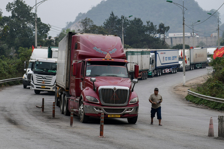Xe hàng container chờ xuất khẩu sang Trung Quốc tại khu vực cửa khẩu Tân Thanh, tỉnh Lạng Sơn - Ảnh: NAM TRẦN