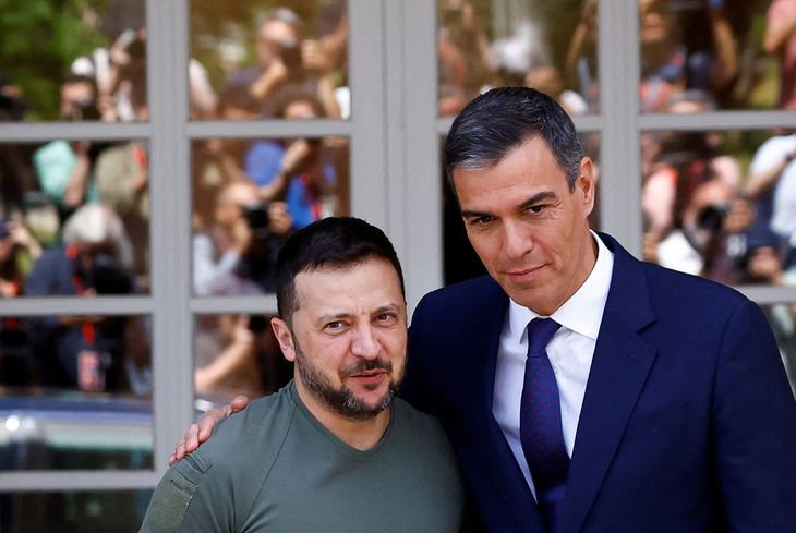 Tổng thống Ukraine Volodymyr Zelensky (trái) và Thủ tướng Tây Ban Nha Pedro Sanchez chụp hình lưu niệm tại buổi họp báo chung ngày 27-5 - Ảnh: REUTERS
