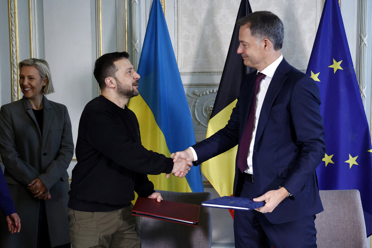 Tổng thống Ukraine Volodymyr Zelensky và Thủ tướng Bỉ Alexander De Croo bắt tay sau khi ký thỏa thuận song phương về an ninh và hỗ trợ quân sự lâu dài tại thủ đô Brussels (Bỉ) hôm 28-5 - Ảnh: REUTERS