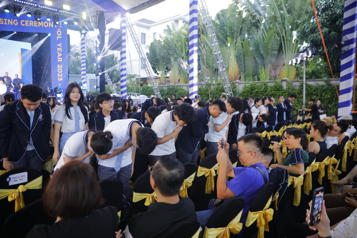 Học sinh thực hiện nghi thức tri ân ba mẹ tại buổi lễ
