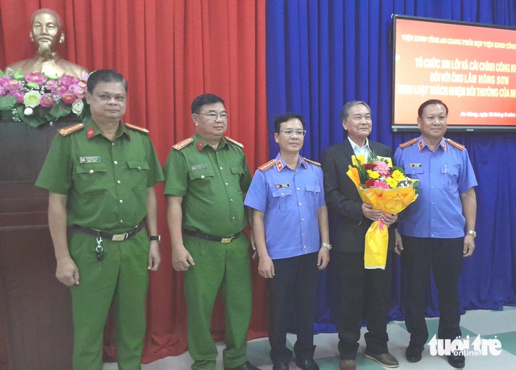 Ông Lâm Hồng Sơn được đại diện Viện kiểm sát nhân dân, Công an hai tỉnh An Giang và Long An tổ chức buổi minh oan - Ảnh: CHÍ HẠNH