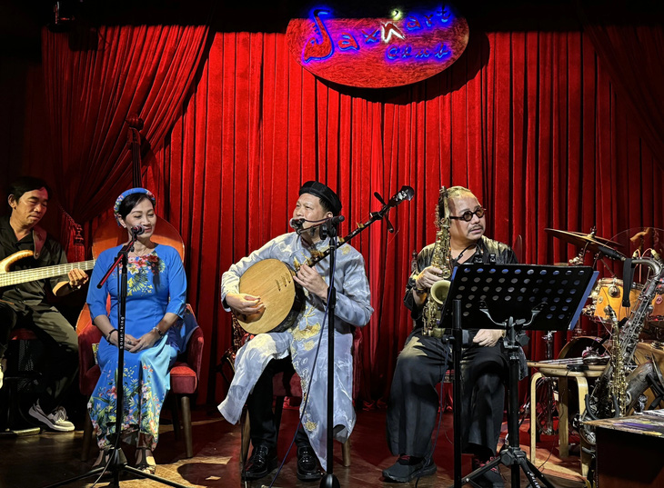 Từ trái qua: nghệ sĩ Kim Luyến, Anh Tấn (đàn nguyệt), Trần Mạnh Tuấn (saxophone) trình diễn tiết mục ả đào "Cô đôi thượng ngàn" - Ảnh: HỒ LAM