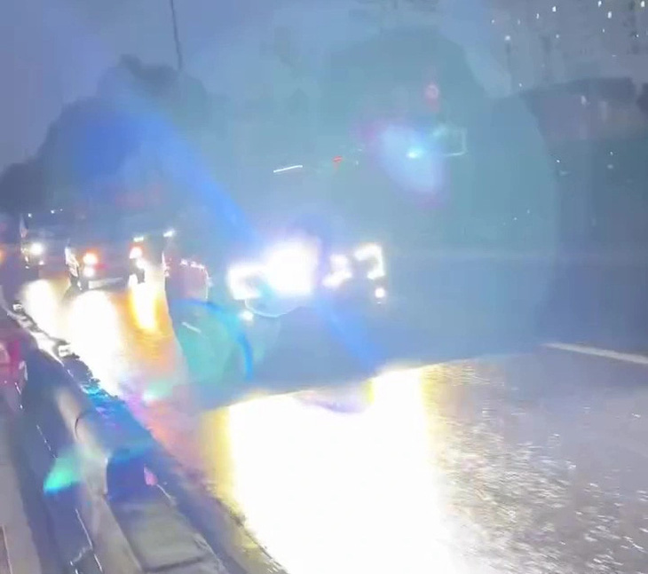 Đèn xe gây lóa mắt người đi đường - Ảnh: Cắt từ video