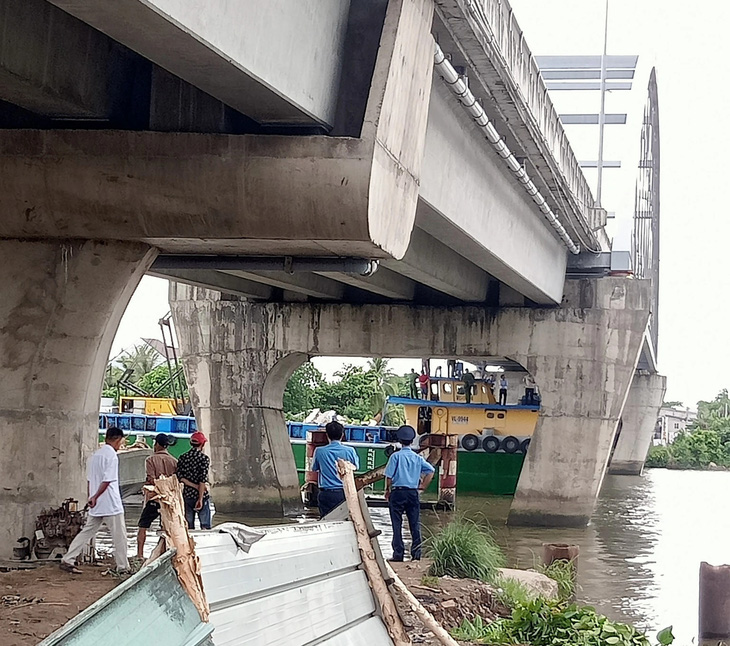 Hiện trường vụ sà lan va trúng gây hư hỏng nặng dầm cầu Mang Thít - Ảnh: CTV