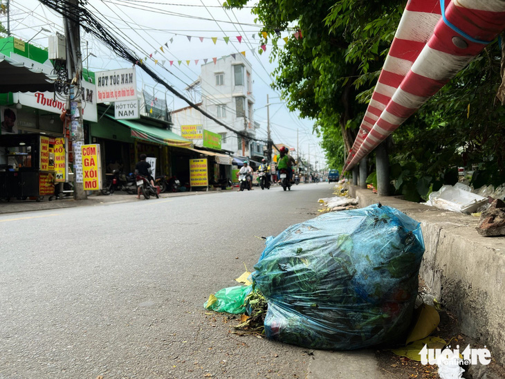 Dọc tuyến đường 26-3, nơi con kênh 19-5 chảy qua, không khó để bắt gặp những túi rác dân sinh lăn lóc trên đường - Ảnh: TRIỆU VÂN