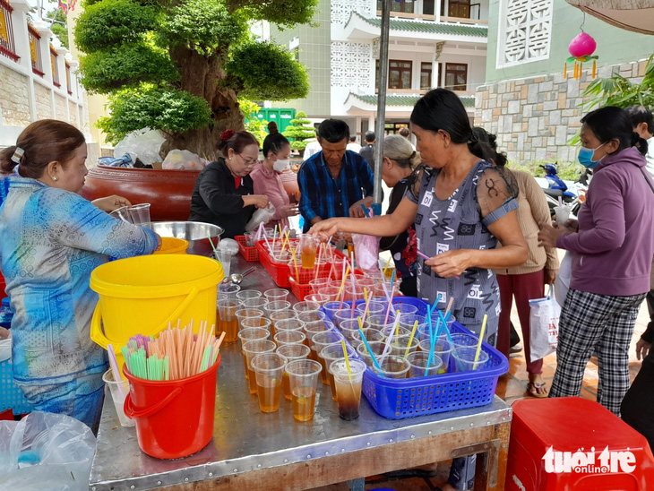 Nước uống miễn phí các loại cho du khách bên trong khuôn viên miếu Bà - Ảnh: CHÍ HẠNH