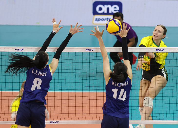 Tuyển nữ Úc (áo vàng) gây ra một số khó khăn ở ván đầu cho tuyển bóng chuyền nữ Việt Nam - Ảnh: AVC