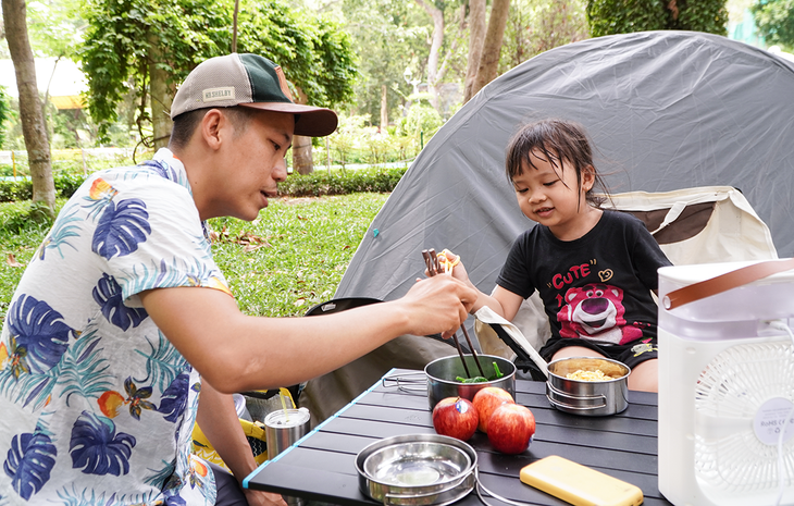 Cha con anh Phan Dư gần gũi bên nhau cùng ăn uống trong buổi cắm trại  - Ảnh: AN VI