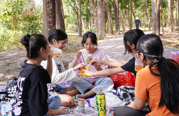 Nhóm bạn trẻ camping vui vẻ ngay tại quận Gò Vấp - Ảnh: AN VI