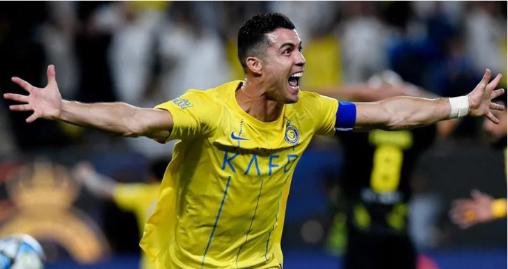 Ronaldo ăn mừng cú đúp ở vòng cuối cùng của Saudi Pro League - Ảnh: REUTERS