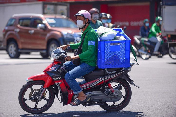 Shipper là khách hàng hay không là khách hàng? (Ảnh: QUANG ĐỊNH)