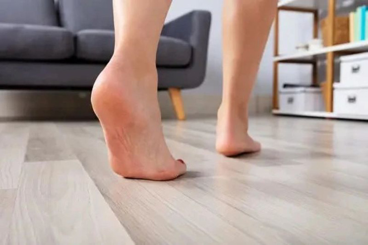 Đi chân trần trong nhà cũng mang lại nhiều lợi ích