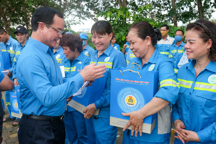 Công nhân môi trường phấn khởi khi nhận được sự động viên, chia sẻ, tặng quà của Chủ tịch Tổng liên đoàn Lao động Việt Nam Nguyễn Đình Khang - Ảnh: HÀ QUÂN