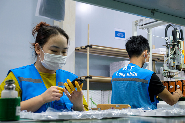 Công nhân sản xuất trong dây chuyền tại một công ty linh kiện điện tử ở Bắc Ninh - Ảnh: HÀ QUÂN