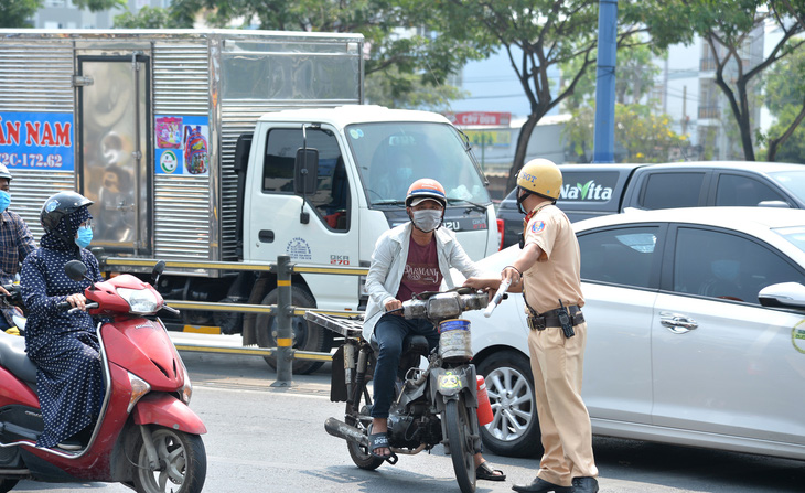 Lực lượng CSGT (TP.HCM) xử lý người vi phạm giao thông - Ảnh: TỰ TRUNG