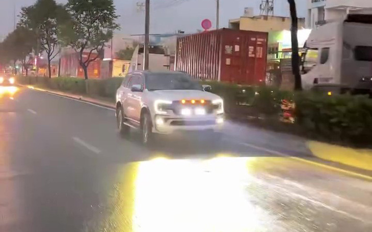 Cảnh sát giao thông TP.HCM xử lý tài xế lái ô tô lắp đèn như 