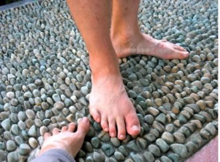 Đi bộ chân trần trên sỏi đá rất tốt cho sức khỏe - Ảnh minh họa 