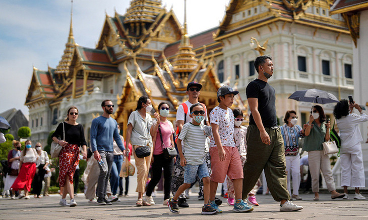 Du khách tham quan một địa điểm du lịch ở Bangkok, Thái Lan - Ảnh: REUTERS