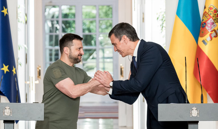 Tổng thống Ukraine Volodymyr Zelensky và Thủ tướng Tây Ban Nha Pedro Sánchez ký kết thoả thuận hợp tác an ninh quốc phòng tại thành phố Madrid, Tây Ban Nha, ngày 27-5 - Ảnh: GETTY IMAGES