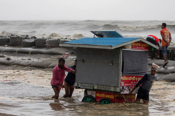 Nhiều khu vực ven biển tại Bangladesh bị ngập lụt nghiêm trọng sau cơn bão - Ảnh: GETTY IMAGES