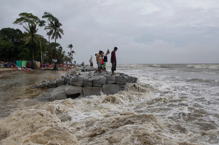 Người dân Bangladesh đứng gần biển sau khi bão Remal đổ bộ hôm 26-5 - Ảnh: GETTY IMAGES