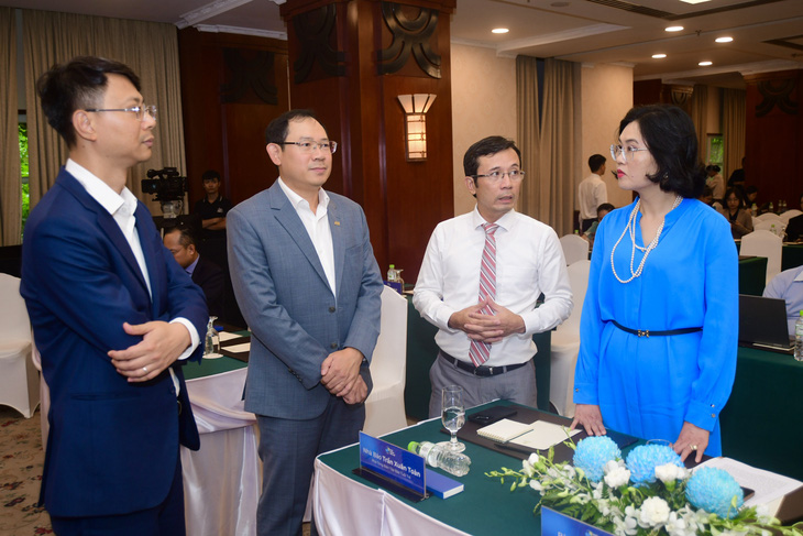 Ông Trần Xuân Toàn, phó tổng biên tập báo Tuổi Trẻ, cùng các khách mời trao đổi tại họp báo - Ảnh: QUANG ĐỊNH