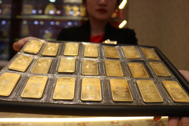So với giá vàng thế giới quy đổi, giá vàng miếng SJC hiện đang cao hơn 18,3 triệu đồng/lượng - Ảnh: NGỌC PHƯỢNG 
